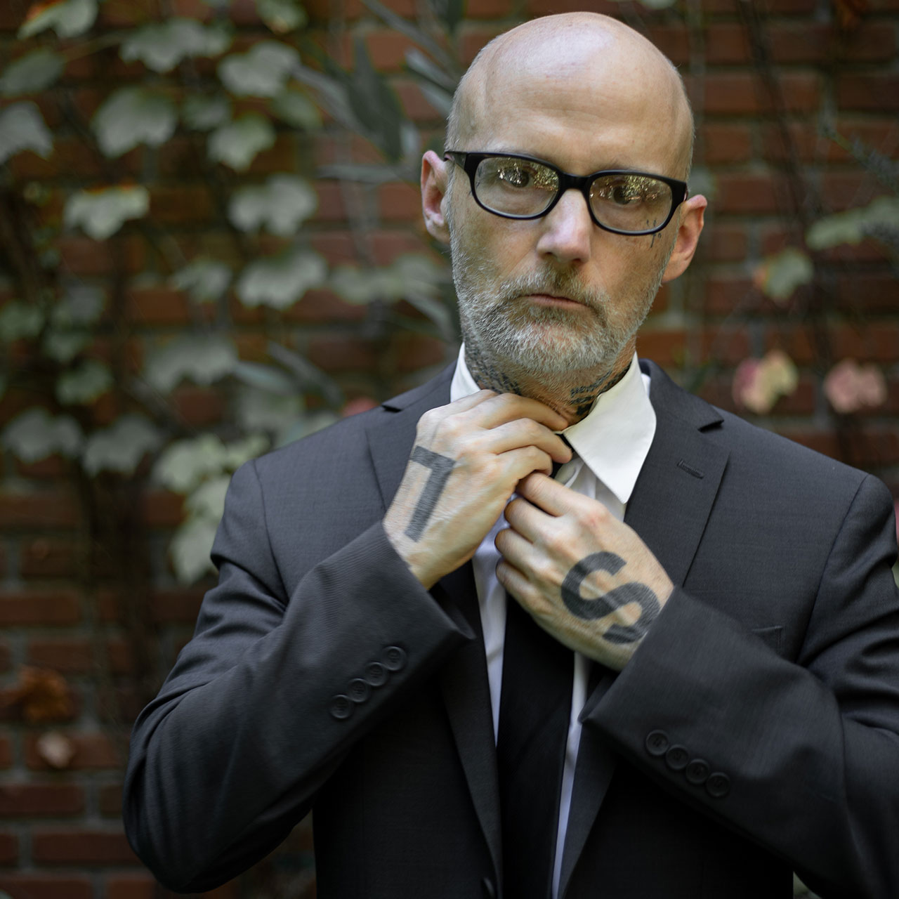 Moby se une a Dougy Mandagi para la nueva versión de "Extreme Ways" del álbum "Resound NYC"