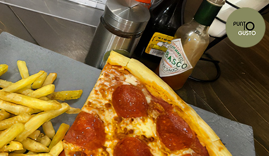 PIZZAS PUNTO GUSTO  - Pizza Individual de Queso* o Pepperoni*, Agua del Día y Papas por $170.00