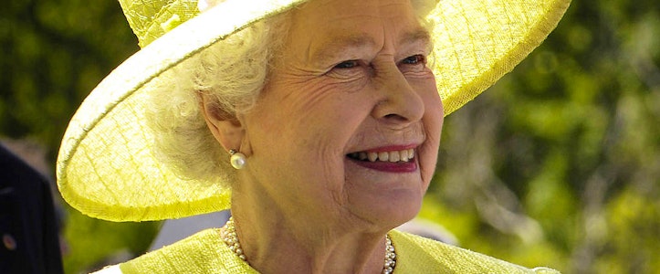 Reina Isabel II, por qué siempre usa total looks