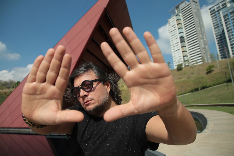 Rivelino llega con dos de sus obras al parque La Mexicana