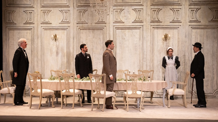 “El inspector llama a la puerta”, de J. B. Priestley, suspenso en el Teatro Helénico