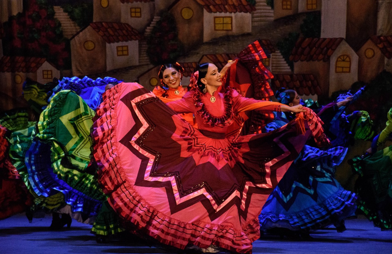 El Ensamble Folklórico Mexicano presenta al público un nutrido grupo de bailarines, solistas y música en vivo