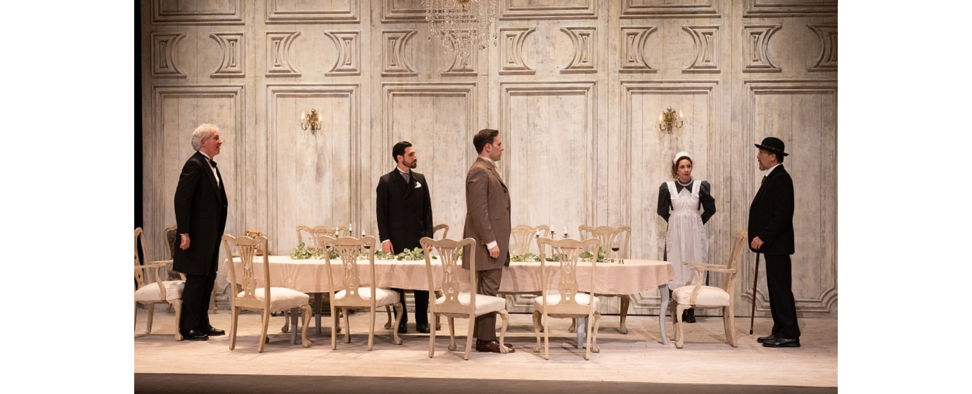 “El inspector llama a la puerta”, de J. B. Priestley, suspenso en el Teatro Helénico