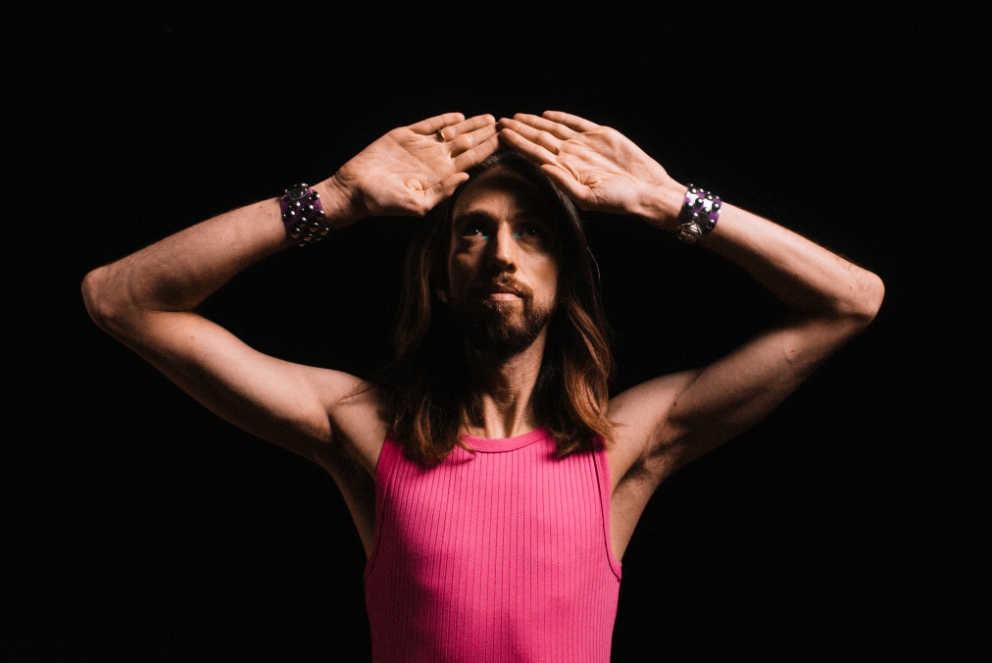 Esteman presenta su nuevo sencillo, "Reina Leona"