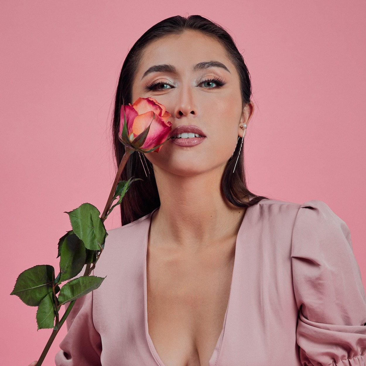 Casandra Paz estrena nuevo sencillo “La Burbuja” ft. Adrián Bello