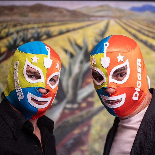 Iñárritu y Tom Cruise se ponen la máscara en México para despedir la gira de "DIGGER"