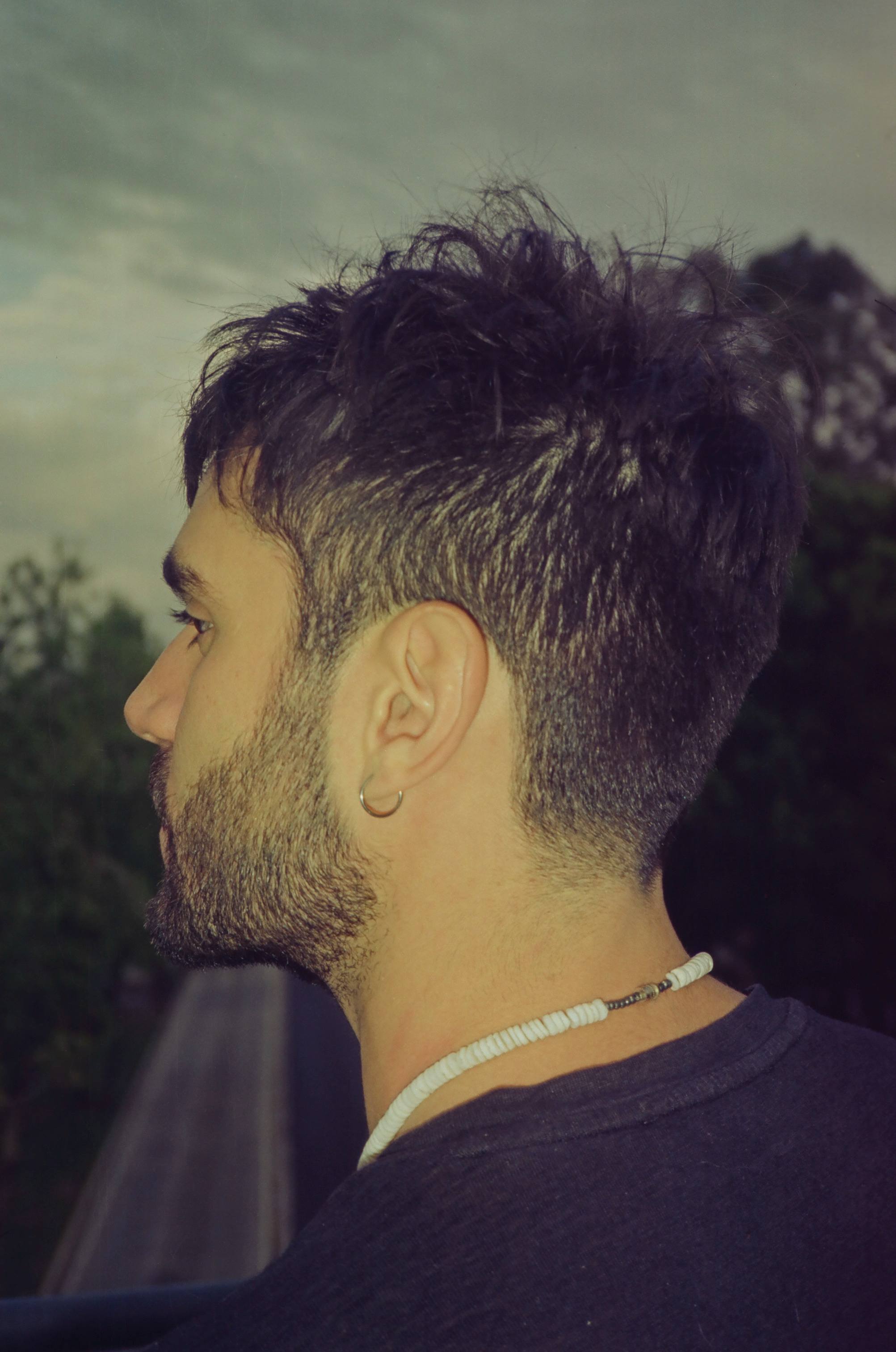 Bruno Moya lanza el tema "Algo raro"