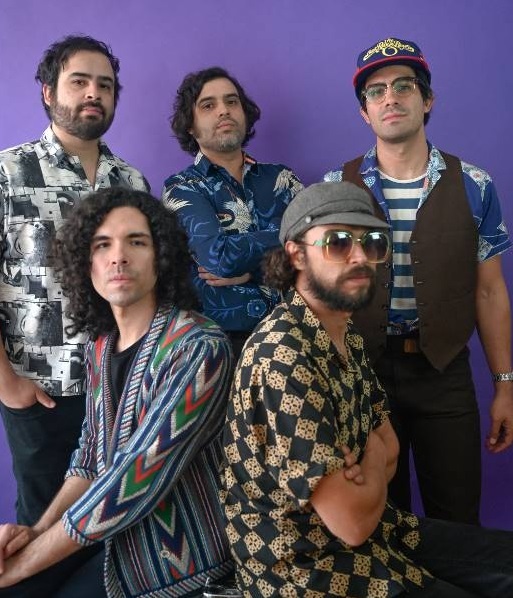 Enjambre estrena "Próximos Prójimos"