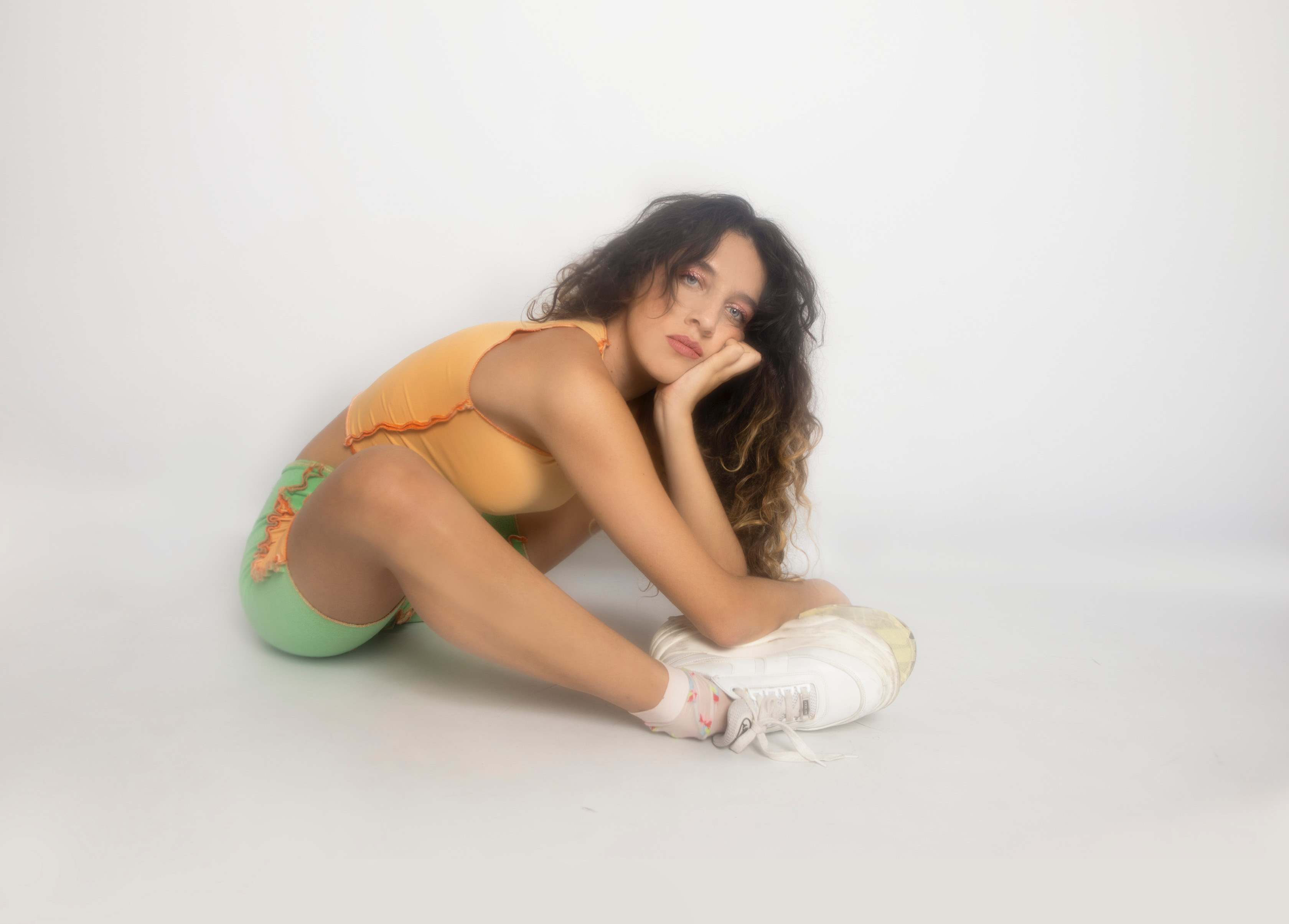 dani estrena nuevo video: "Hoguera Existencial"