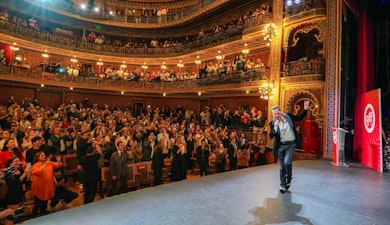 Emmanuel celebra 50 años de su “terco corazón” como artista en el Festival Internacional de Cine Guanajuato