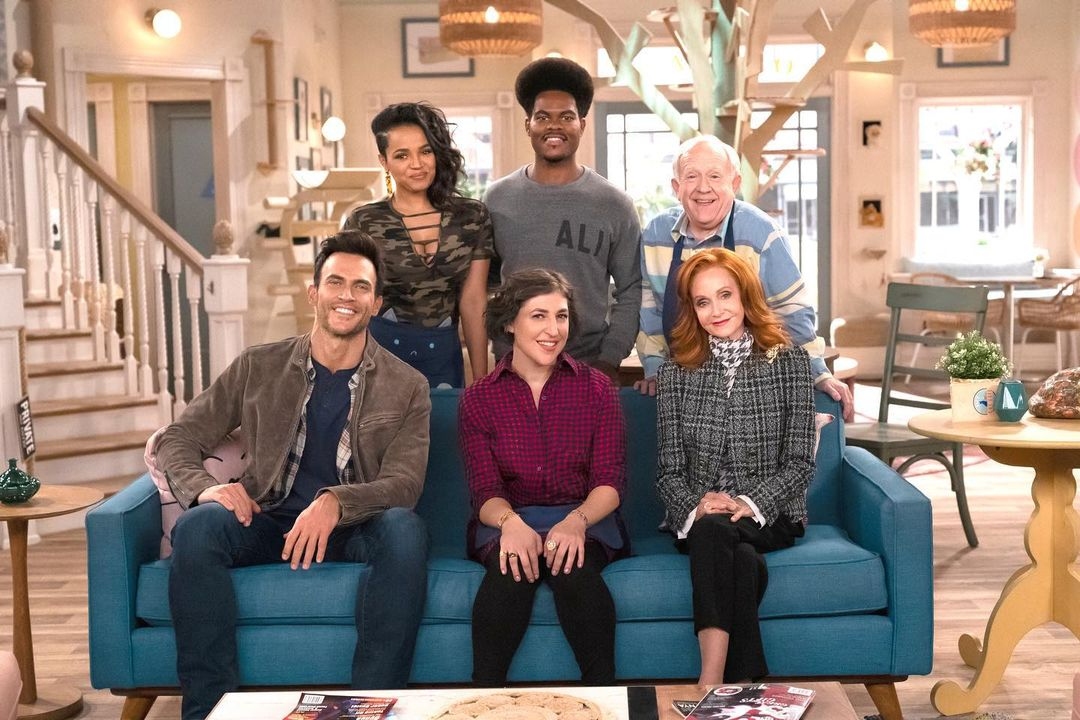 Llega Warner Channel “Call Me Kat”, la sitcom protagonizada por Mayim Bialik