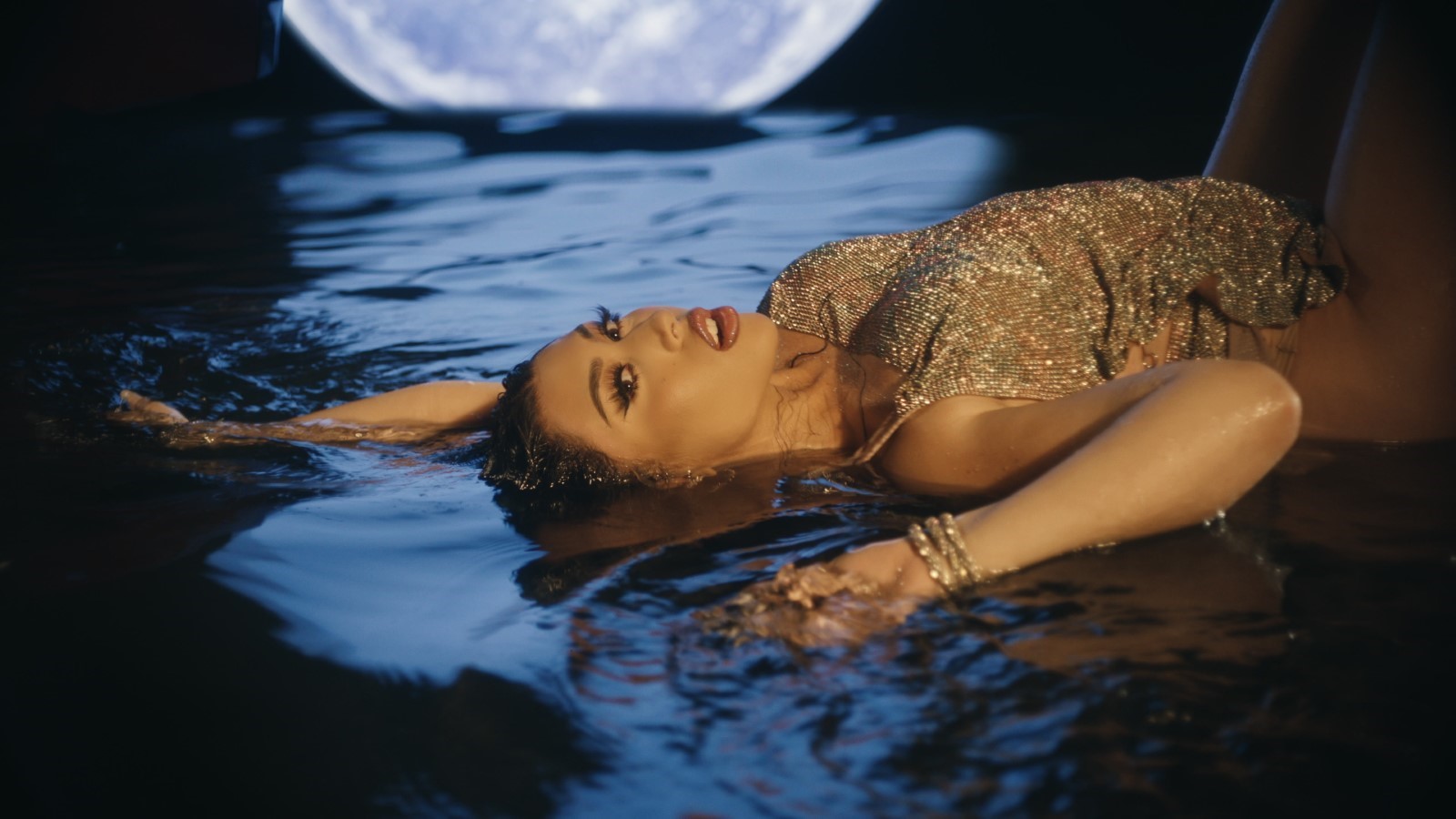 Kali Uchis presenta el video de "Moonlight"