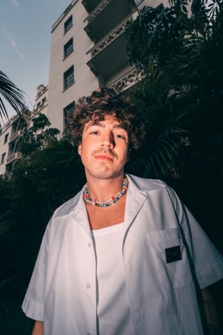 Surf Mesa lanza su nuevo sencillo, "Manzanita"