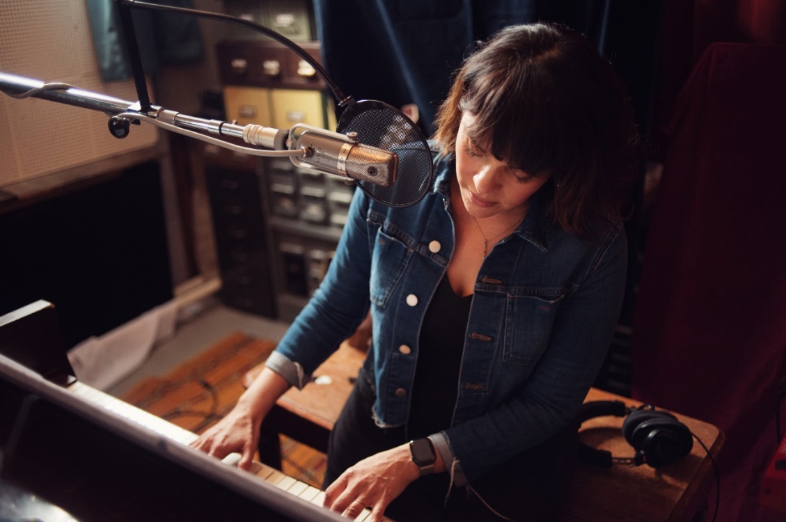 Norah Jones lanza su nueva canción, "Can You Believe"