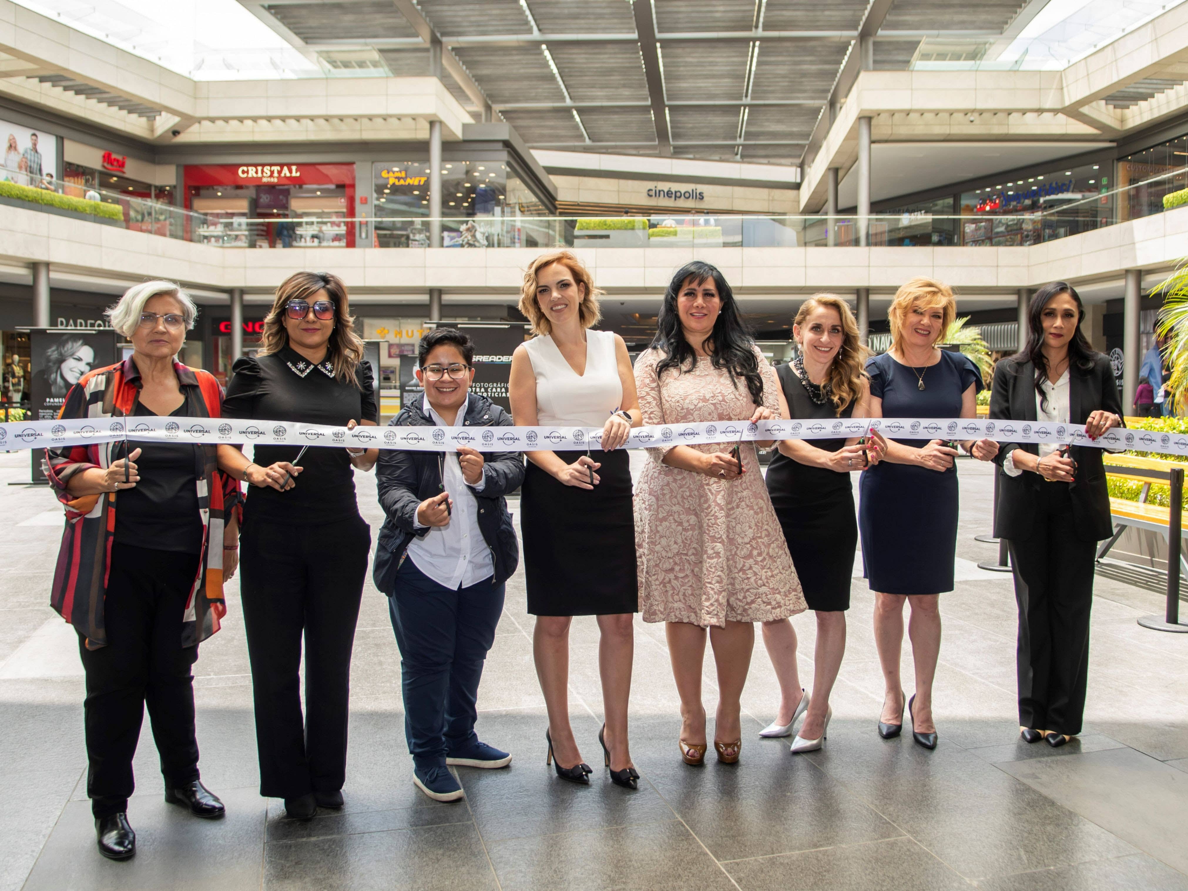 Universal + inaugura la exposición "La otra cara de las noticias" en Oasis Coyoacán