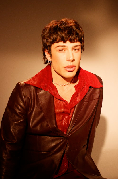 Leo Rizzi cautiva con su nuevo sencillo, "Ángel Caído"