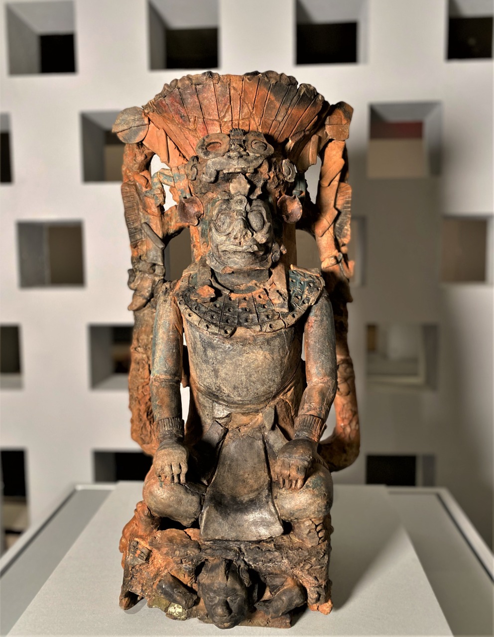 Obras mexicanas enriquecen al Met en la exposición “Las vidas de los dioses: La divinidad en el arte maya”