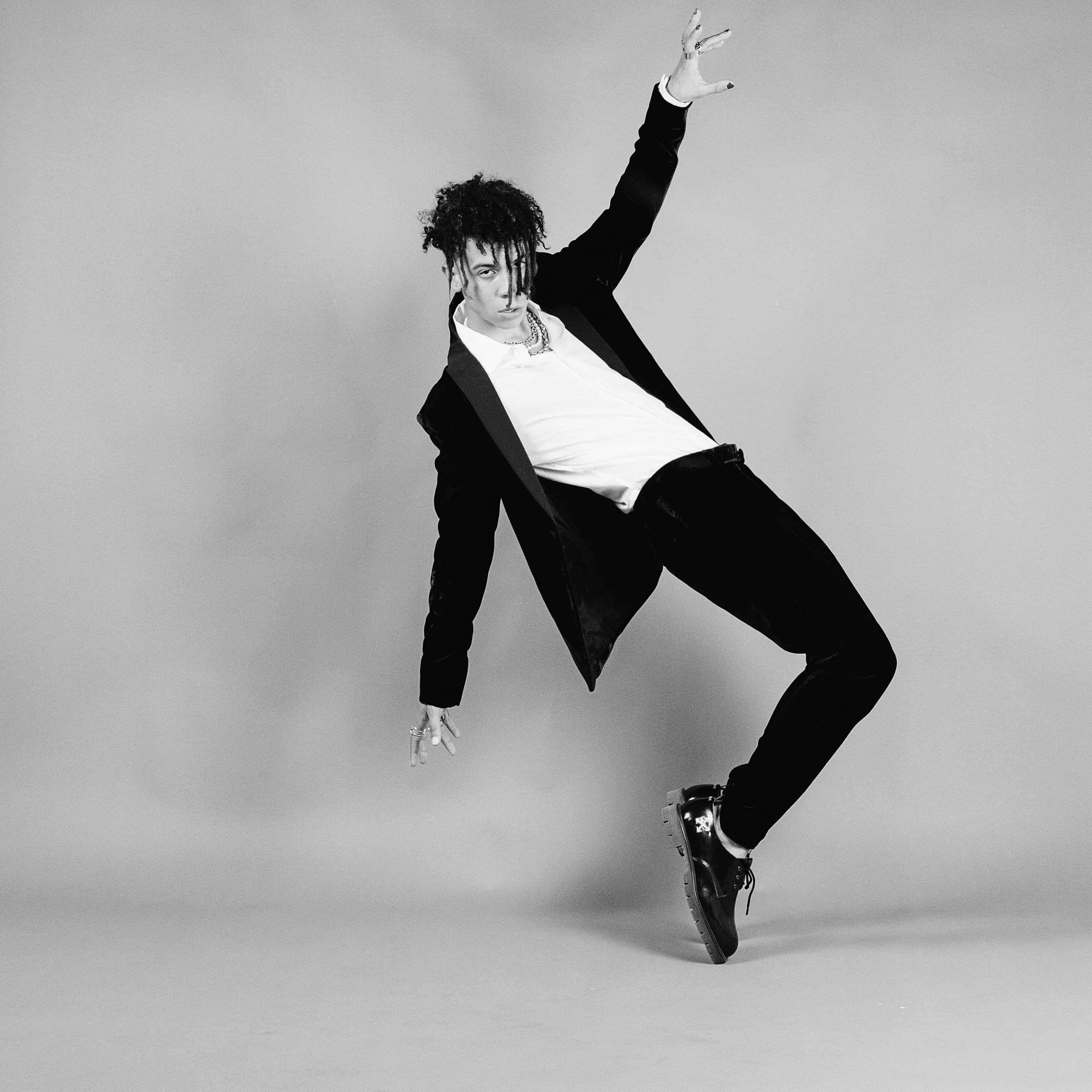 La superestrella Iann Dior domina los charts con "Holding On"