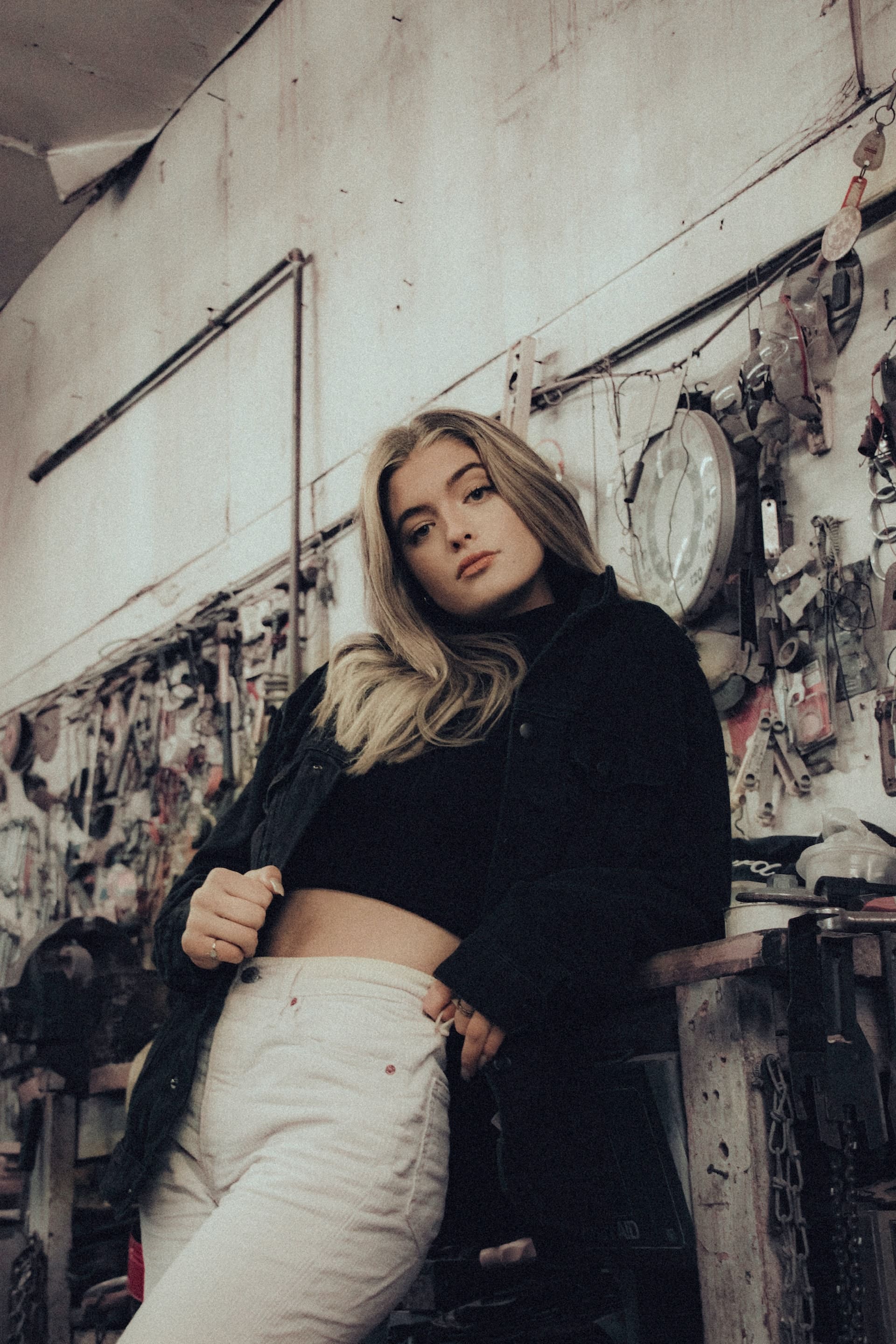 Cómo llevar jeans blancos en 2023