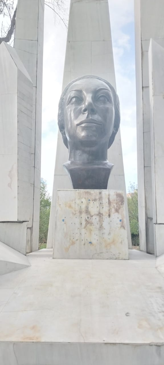 Monumento a Rosario Castellanos, patrimonio artístico restaurado en el marco de proyecto Chapultepec, Naturaleza y Cultura