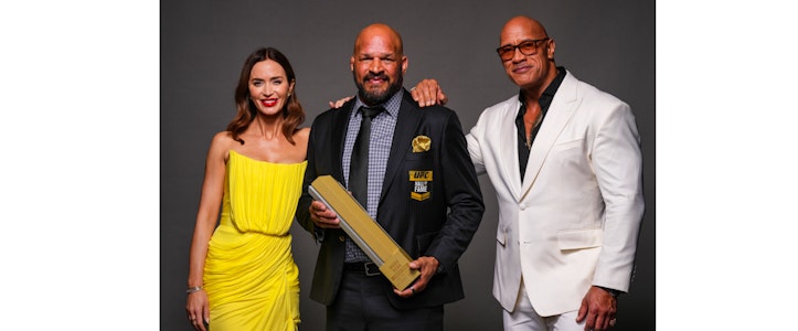 Dwayne "La Roca" Johnson entrega homenaje a Mark Kerr en su histórica inducción al Salón de la Fama