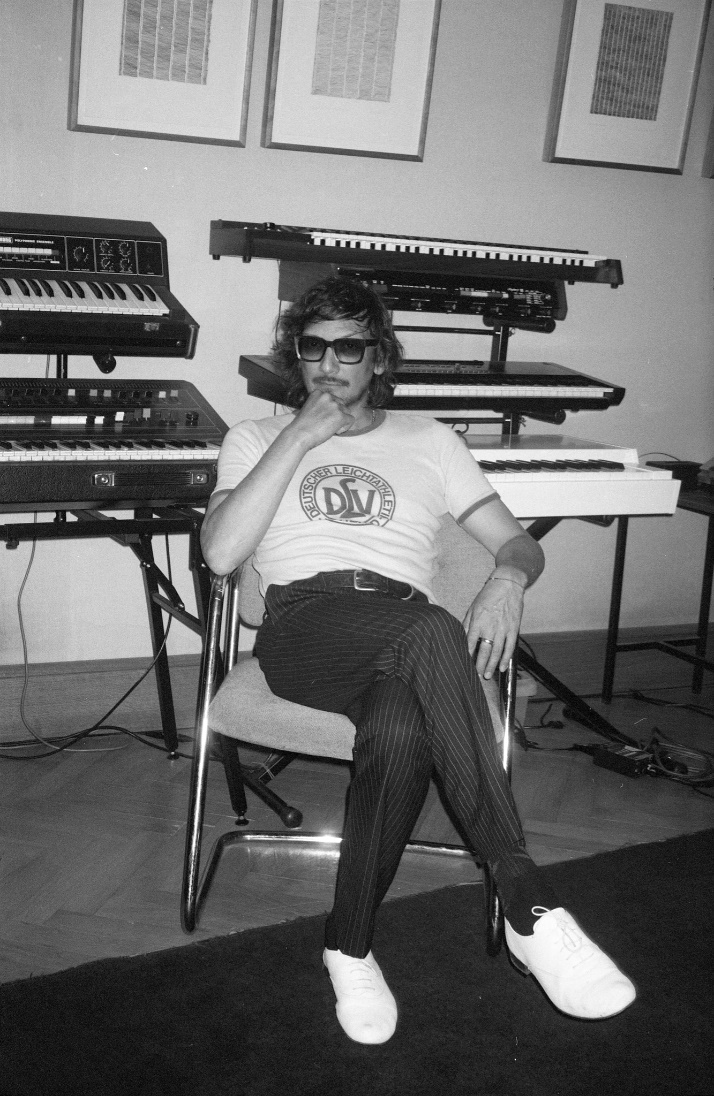 “Fake News” y “Alba”: Los nuevos sencillos de León Larregui